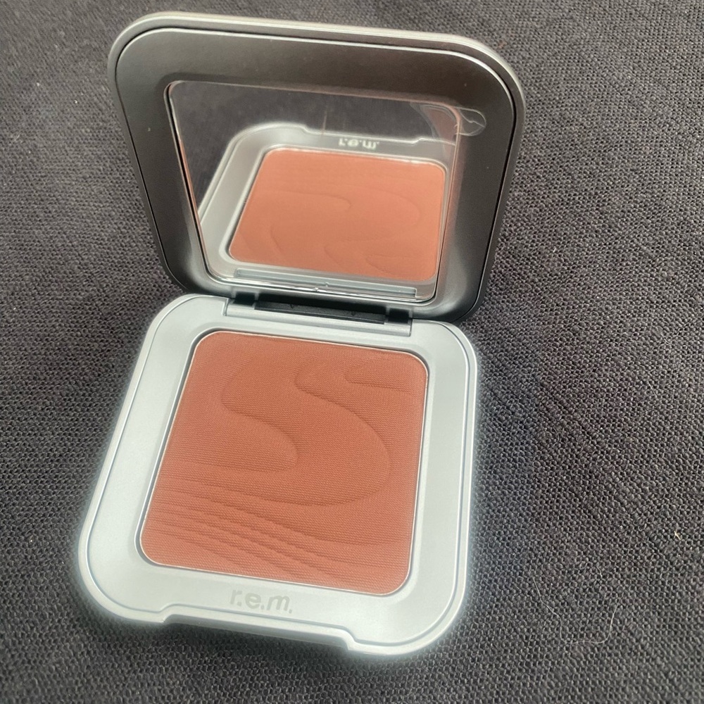 r.e.m. beauty satin matte bronzer